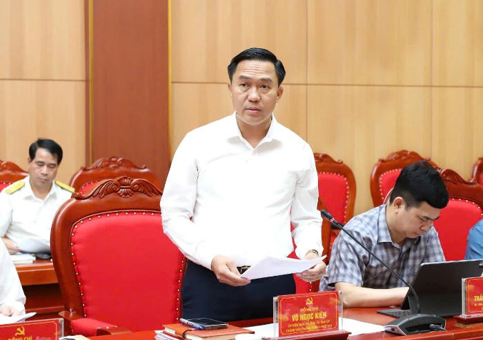 Đại biểu báo cáo văn kiện đại hội tại hội nghị
