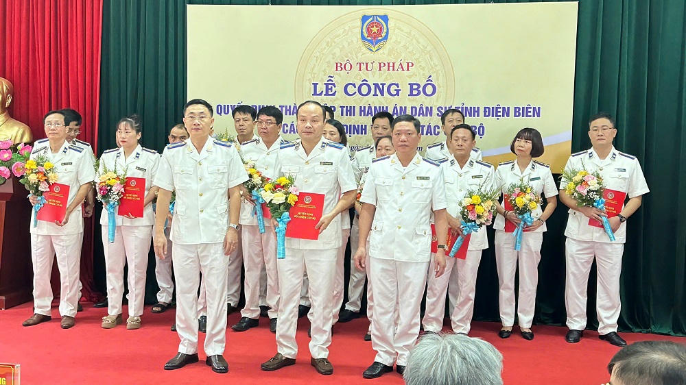 

Các Trưởng phòng, Phó Trưởng phòng thuộc THADS tỉnh Điện Biên nhận Quyết định bổ nhiệm.
