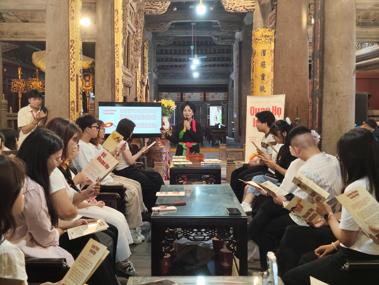 Các bạn trẻ chăm chú học lời các bài quan họ (Ảnh: Nguyễn Tất Hiếu)