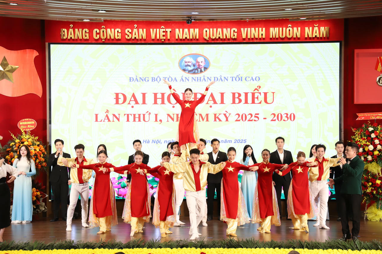 Văn nghệ chào mừng Đại hội đại biểu Đảng bộ Tòa án nhân dân tối cao lần thứ I, nhiệm kỳ 2025-2030.