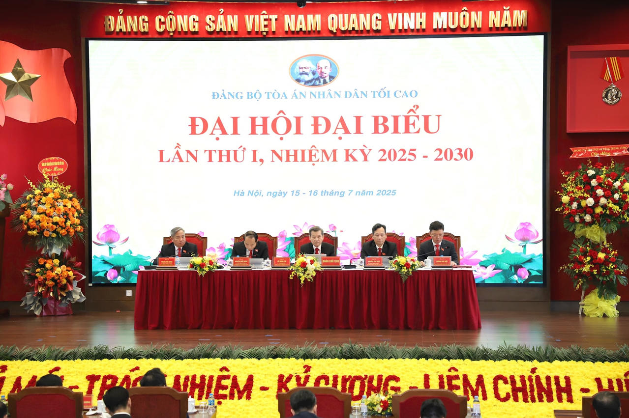 Đoàn chủ tịch điều hành Đại hội.