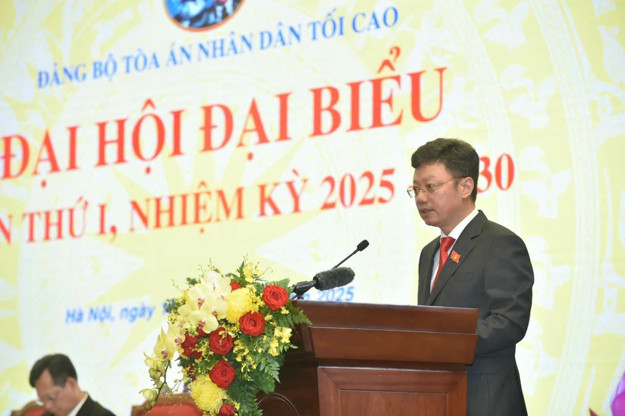 Đồng chí Lương Văn Việt, Phó Bí thư Đảng ủy Tòa án nhân dân tối cao trình bày tóm tắt Dự thảo Báo cáo Chính trị của Ban Chấp hành Đảng bộ Tòa án nhân dân tối cao nhiệm kỳ 2020 - 2025.