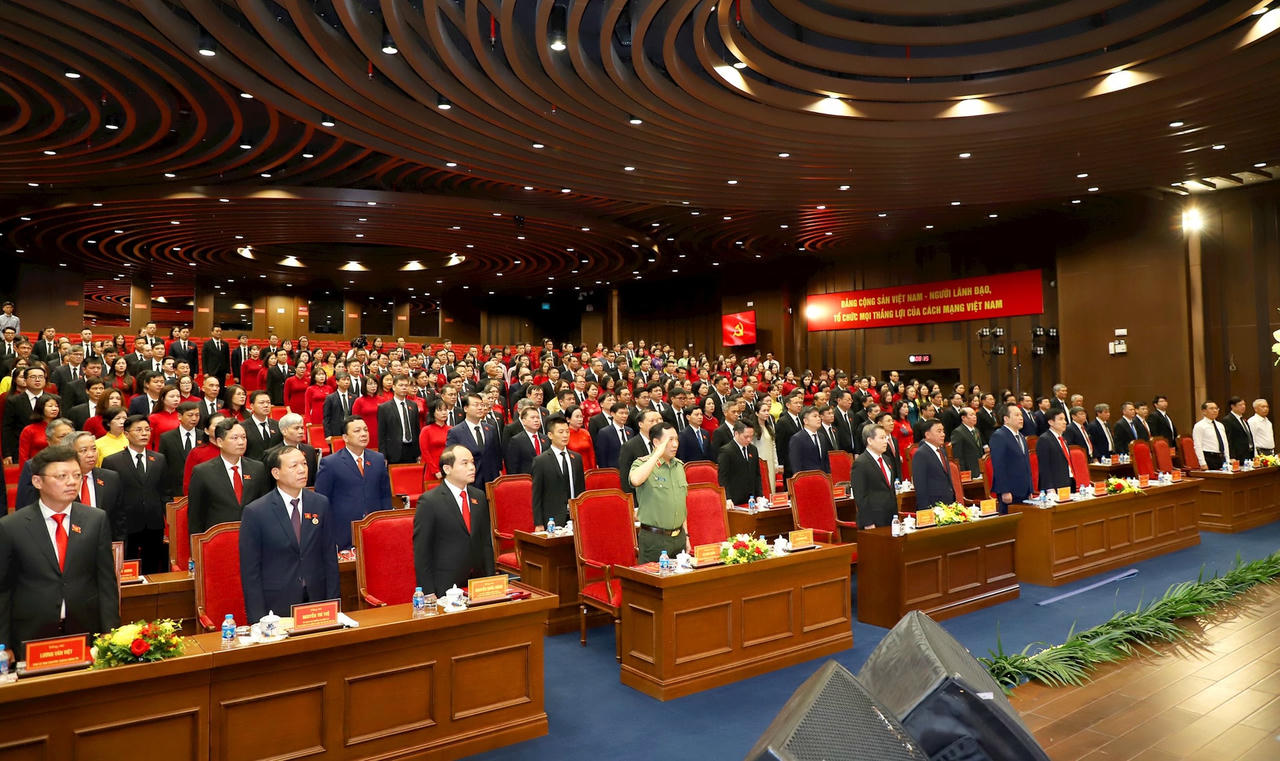 Các đại biểu thực hiện nghi thức chào cờ.