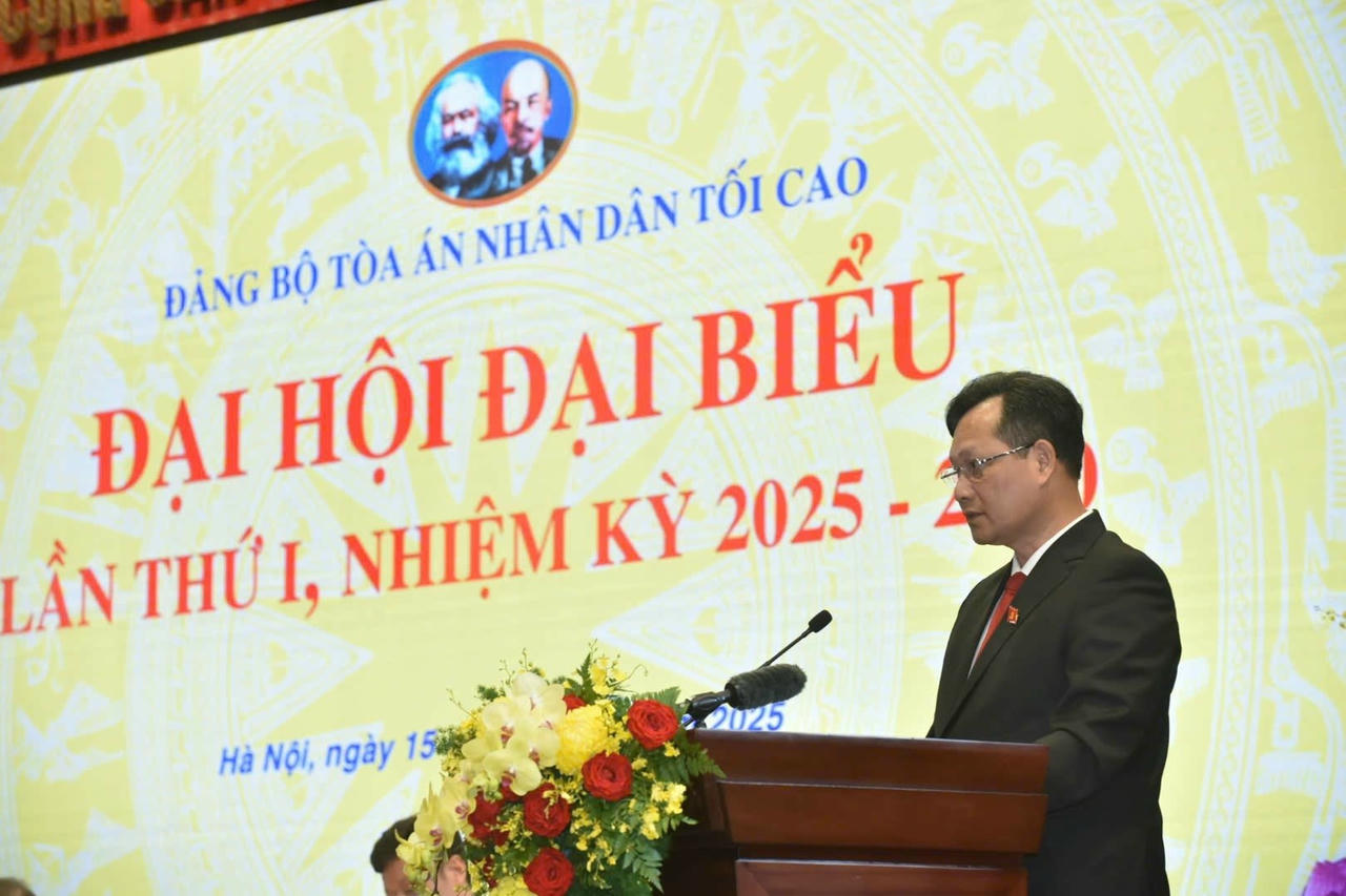 Đồng chí Nguyễn Văn Tiến, Ủy viên Ban Thường vụ Đảng ủy, Chủ nhiệm Ủy ban Kiểm tra Đảng ủy Tòa án nhân dân tối cao nhiệm kỳ 2020-2025, Phó Chánh án Tòa án nhân dân tối cao trình bày Báo cáo kết quả thẩm tra tư cách đại biểu dự Đại hội.