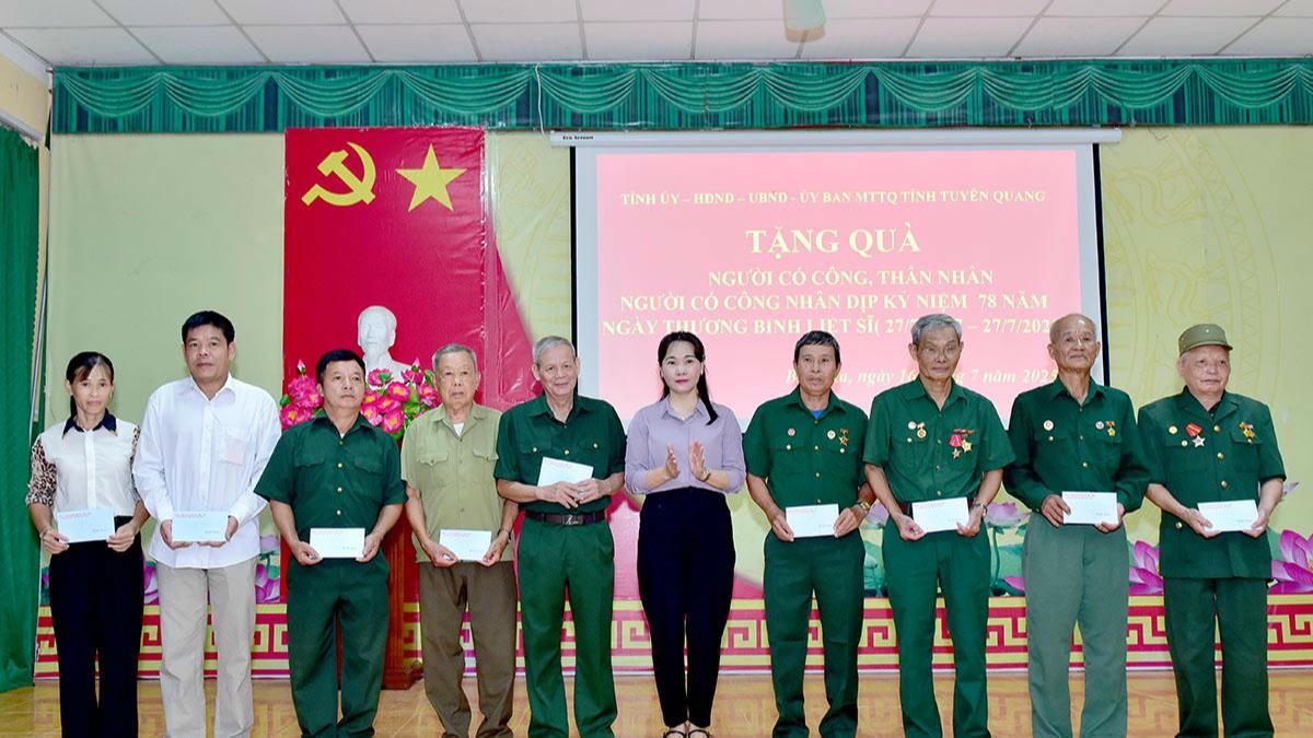 Bà Nông Thị Bích Huệ tặng quà các gia đình chính sách, người có công trên địa bàn xã Bình Xa. Ảnh: Lý Thịnh