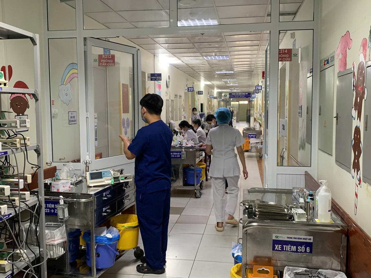Tổ chức phân luồng, phân tuyến điều trị, thực hiện tốt công tác kiểm soát nhiễm khuẩn phòng lây nhiễm chéo - Ảnh: VGP/HM