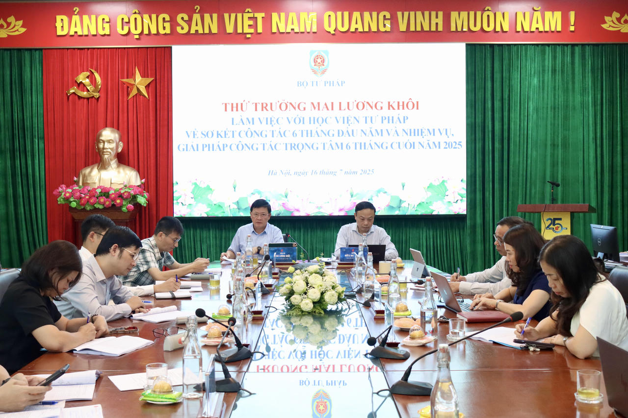 Quang cảnh cuộc họp.