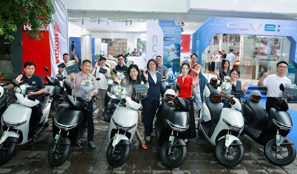 Honda Việt Nam chính thức bàn giao xe máy điện cao cấp Honda CUV e: cho những khách hàng đầu tiên