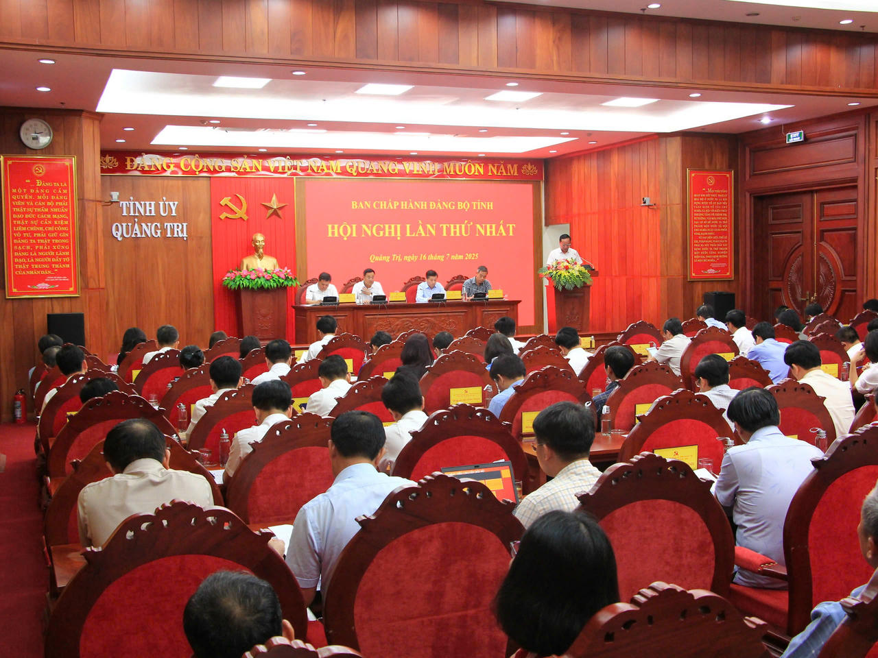 Toàn cảnh hội nghị.