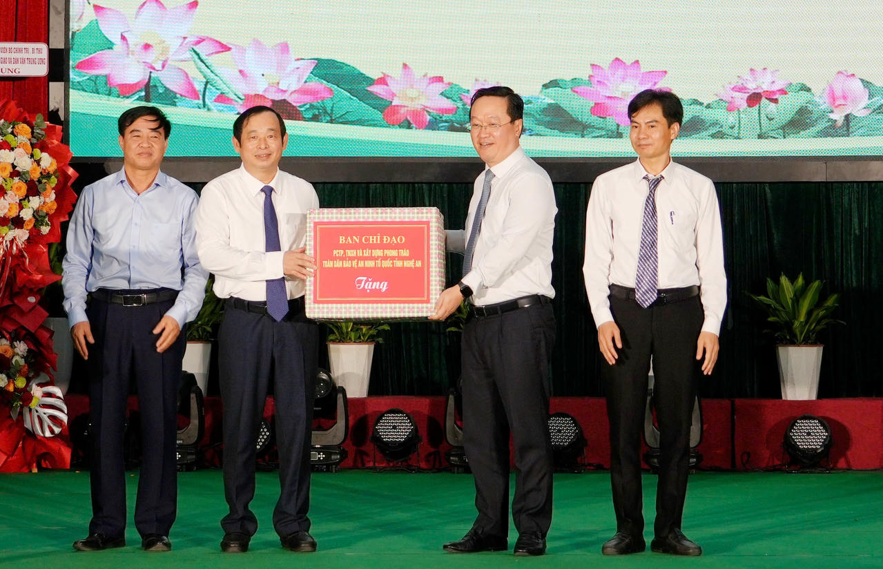 Bí thư Tỉnh ủy Nghệ An Nguyễn Đức Trung trao tặng quà cho xã Đô Lương