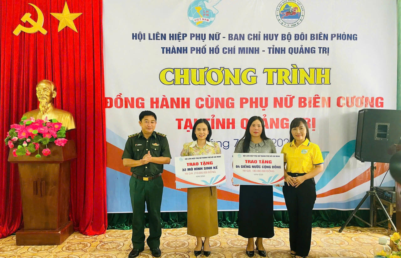 Ban tổ chức Chương trình trao tặng các mô hình sinh kế cho nhân dân 2 xã Lìa và A Dơi, tỉnh Quảng Trị. 