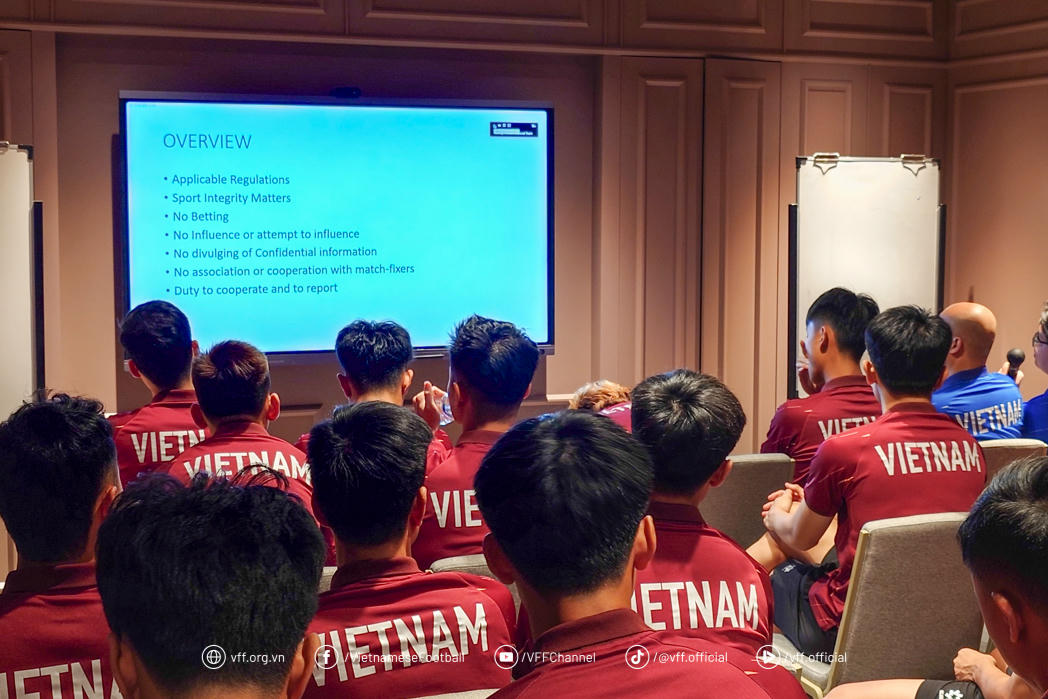 Các thành viên U23 Việt Nam tham dự cuộc họp của AFF 