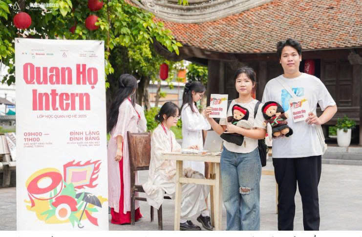 Khi tham gia lớp học “Quan họ Intern” tại đình Đình Bảng, các bạn trẻ được tiếp cận với dân ca quan họ theo cách gần gũi và hiện đại.(Ảnh: AN)