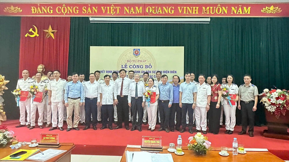 Đoàn công tác của Phó Bí thư chuyên trách Đảng ủy Bộ Tư pháp, lãnh đạo UBND tỉnh, THADS tỉnh Điện Biên chụp ảnh kỷ niệm.