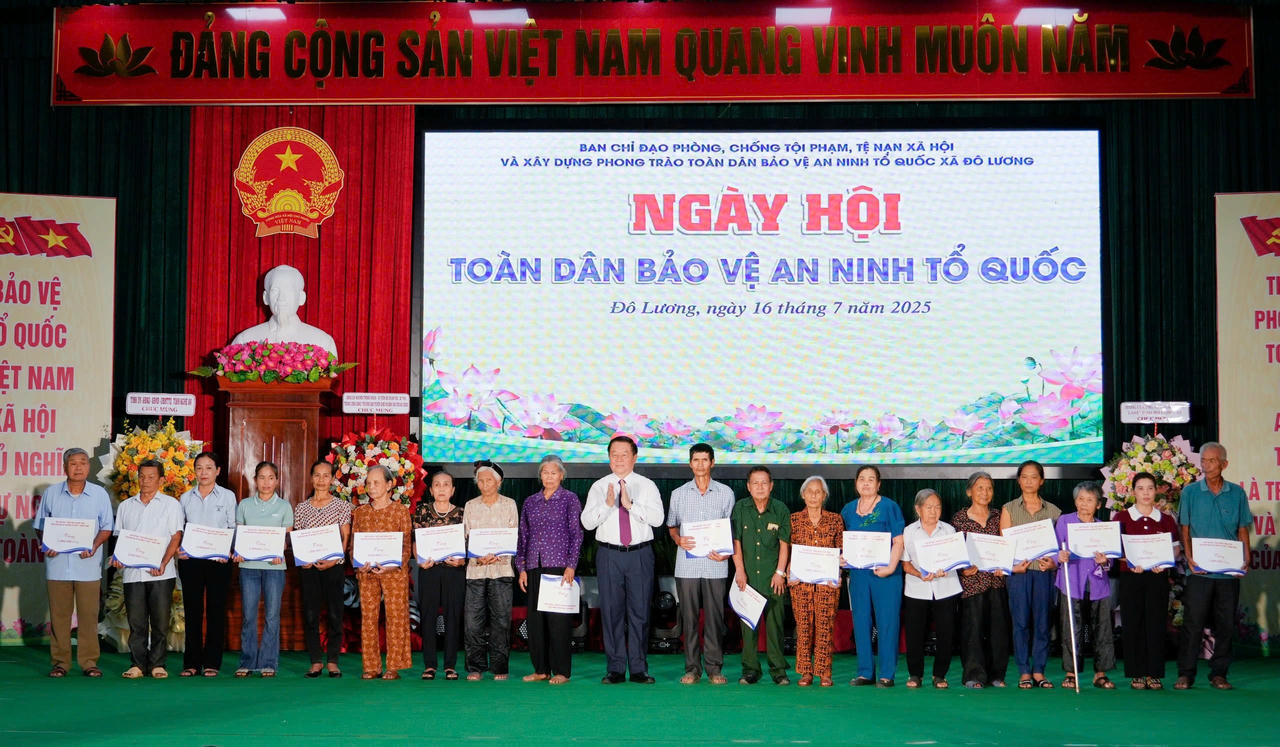 Trưởng ban Tuyên giáo và Dân vận Trung ương trao tặng quà cho 20 gia đình chính sách trên địa bàn xã Đô Lương