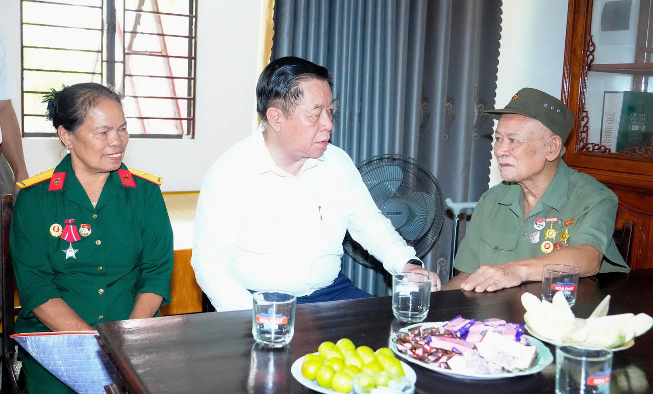 Ông Nguyễn Trọng Nghĩa - Trưởng ban Tuyên giáo và Dân vận Trung ương đến thăm, tặng quà 2 hộ gia đình chính sách, người có công tại xã Đô Lương