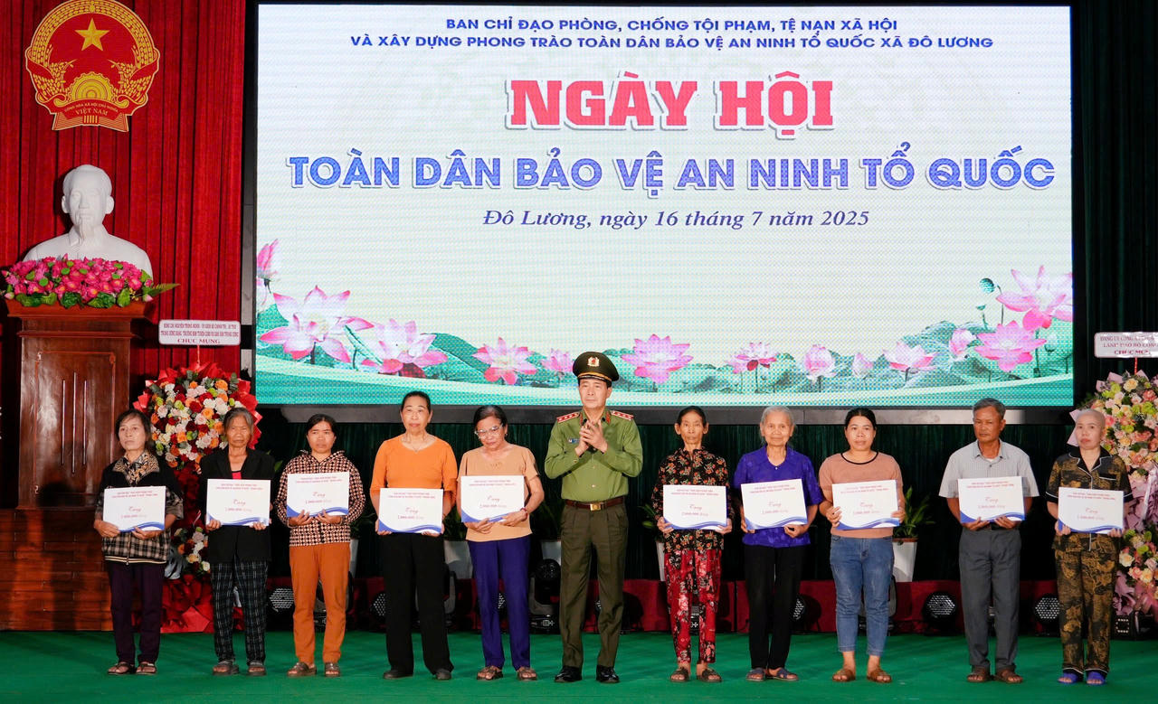 Đại diện lãnh đạo Bộ Công an trao quà cho 10 gia đình chính sách trên địa bàn xã Đô Lương
