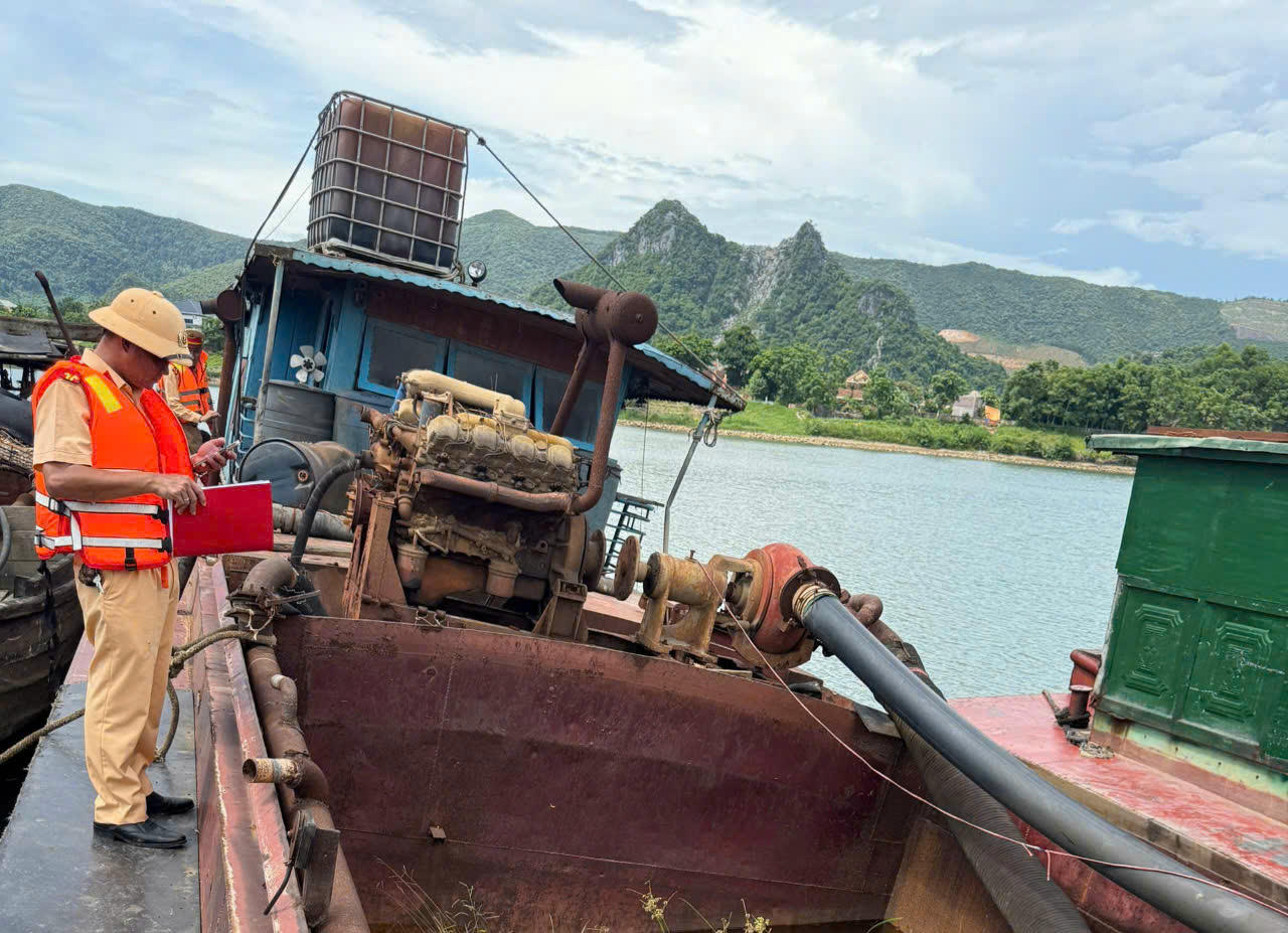 Việc mạnh tay, xử lý “cát tặc” trên các tuyến sông ở Quảng Trị góp phần đảm bảo an toàn giao thông đường thủy.