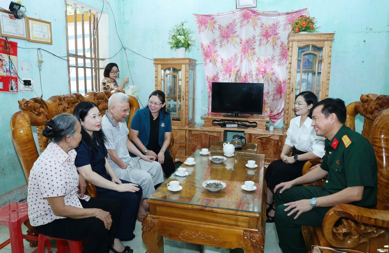 Phó Bí thư Tỉnh ủy, chủ tịch UBMTTQ Việt Nam tỉnh Lào Cai Giàng Thị Dung cùng đoàn công tác thăm hỏi các gia đình chính sách, người có công với cách mạng tại xã Thượng Bằng La. (Ảnh: Báo Lào Cai).