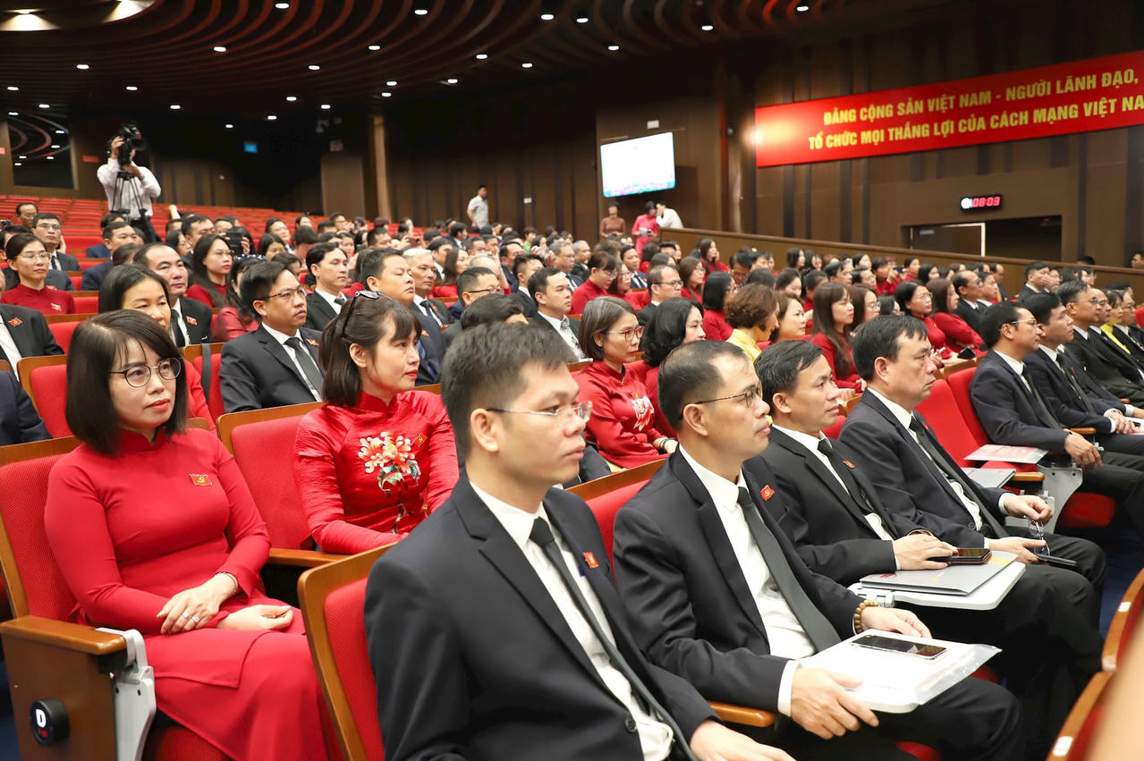 Các đại biểu thực hiện nghi thức chào cờ.