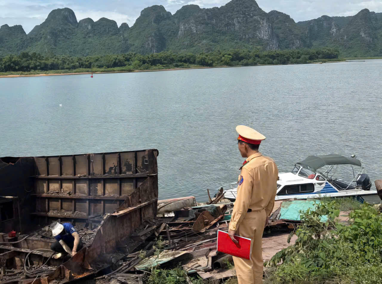 Vận động các chủ phương tiện có thuyền sắt hoạt động không có giấy phép tháo dỡ phương tiện.