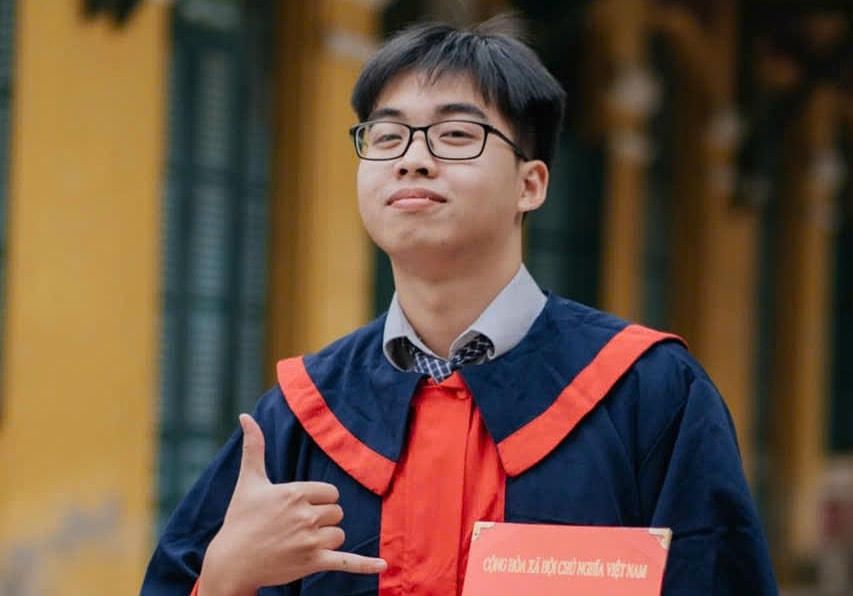 Thủ khoa kép Nguyễn Việt Hưng