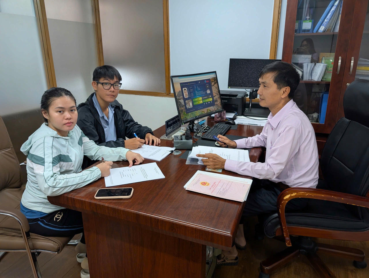 Ông Dương Phước Hoàng KhánhTrưởng VPCC Lê Hùng Anh ( TPHCM) chụp ảnh cùng các khách hàng 
