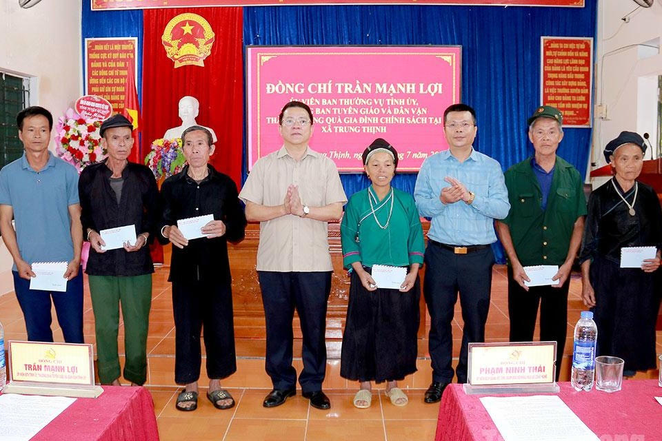 Trưởng ban Tuyên giáo và Dân vận Tỉnh uỷ Trần Mạnh Lợi tặng quà gia đình chính sách, người có công xã Trung Thịnh. Ảnh: Kim Ngọc