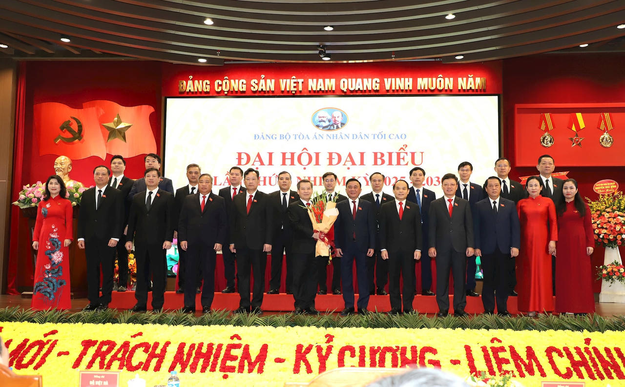 Đồng chí Trần Cẩm Tú, Ủy viên Bộ Chính trị, Thường trực Ban Bí thư Trung ương Đảng, Bí thư Đảng ủy các cơ quan Đảng Trung ương tặng hoa chúc mừng Ban Chấp hành Đảng bộ Tòa án nhân dân tối cao nhiệm kỳ 2025-2030.