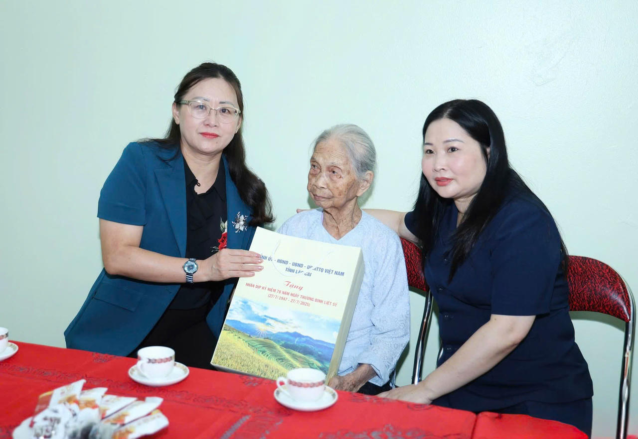 Phó Bí thư Tỉnh ủy, Chủ tịch Ủy ban MTTQ Việt Nam tỉnh Lào Cai Giàng Thị Dung và Phó Chủ tịch UBND tỉnh Lào Cai Vũ Thị Hiền Hạnh tặng quà Mẹ Việt Nam anh hùng Nguyễn Thị Hòa. (Ảnh: Báo Lào Cai)