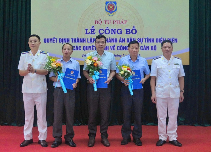  Lãnh đạo THADS tỉnh Điện Biên trao các quyết định nghỉ hưu cho các nguyên lãnh đạo cấp Phòng, Chi cục thuộc THADS tỉnh.