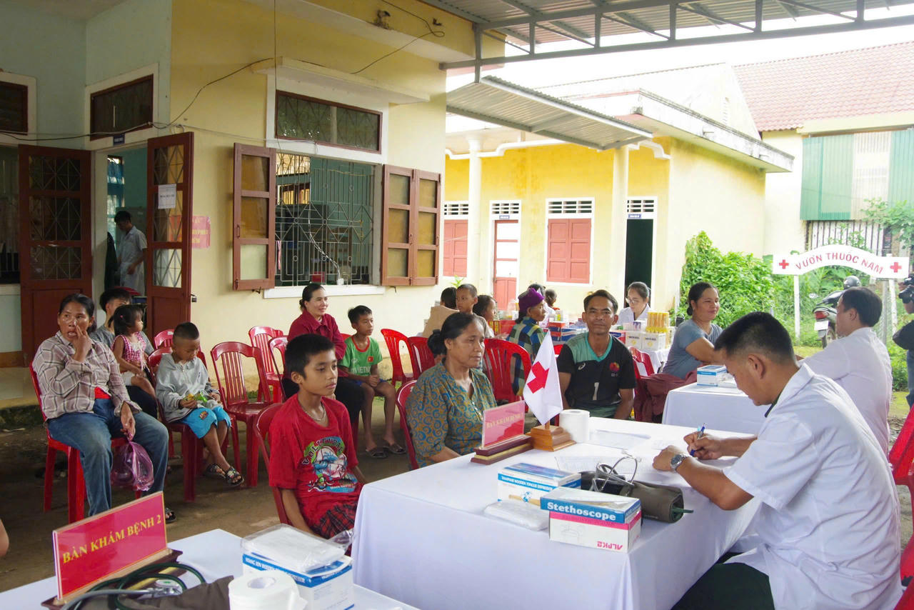 Cán bộ Quân y BĐBP khám, cấp phát thuốc phí tại xã Lìa cho người dân.
