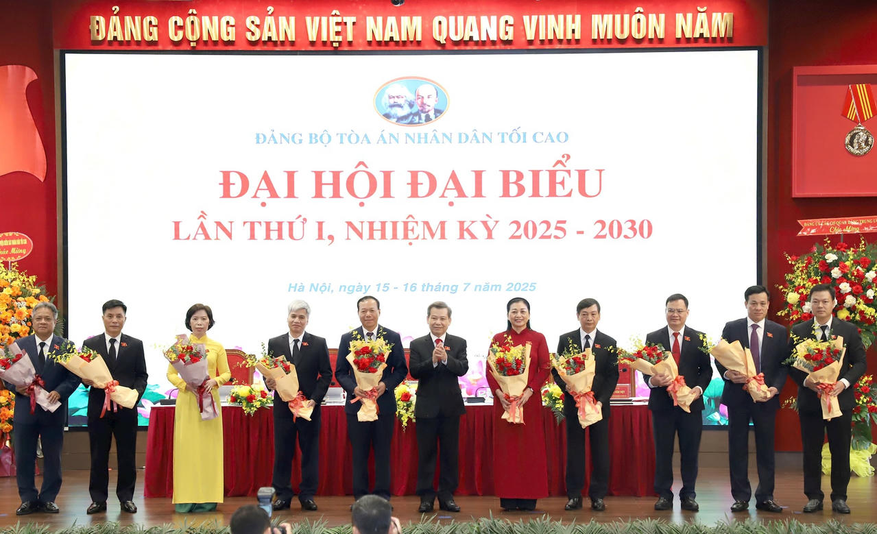 Đồng chí Lê Minh Trí, Bí thư Trung ương Đảng, Bí thư Đảng ủy, Chánh án Tòa án nhân dân tối cao tặng hoa cảm ơn các đồng chí Ủy viên Ban Chấp hành nhiệm kỳ 2020-2025 không tái cử nhiệm kỳ mới.
