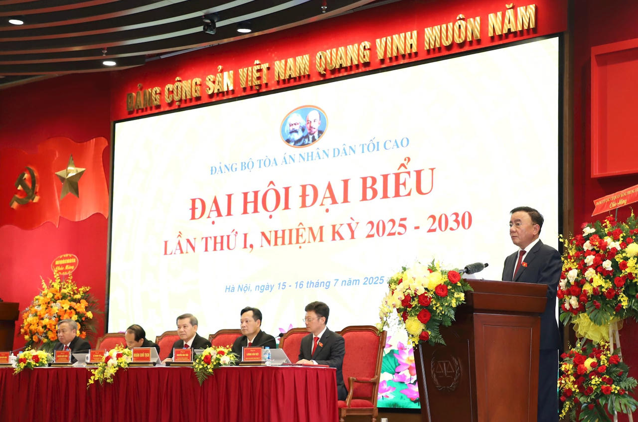 Đồng chí Trần Cẩm Tú, Ủy viên Bộ Chính trị, Thường trực Ban Bí thư, Bí thư Đảng ủy các cơ quan Đảng Trung ương dự và phát biểu chỉ đạo Đại hội.