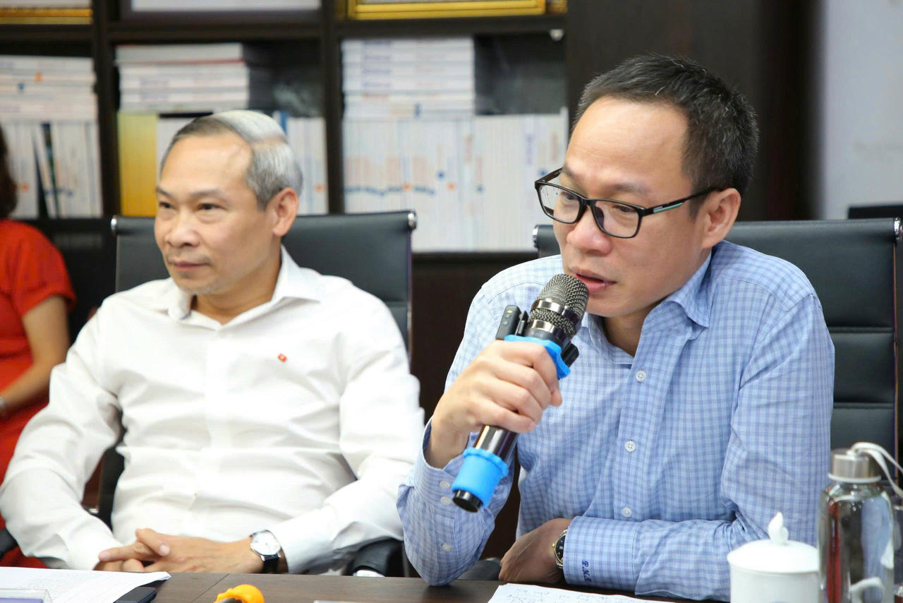Nhà báo Phạm Nguyễn Toan và ĐBQH Phan Đức Hiếu.