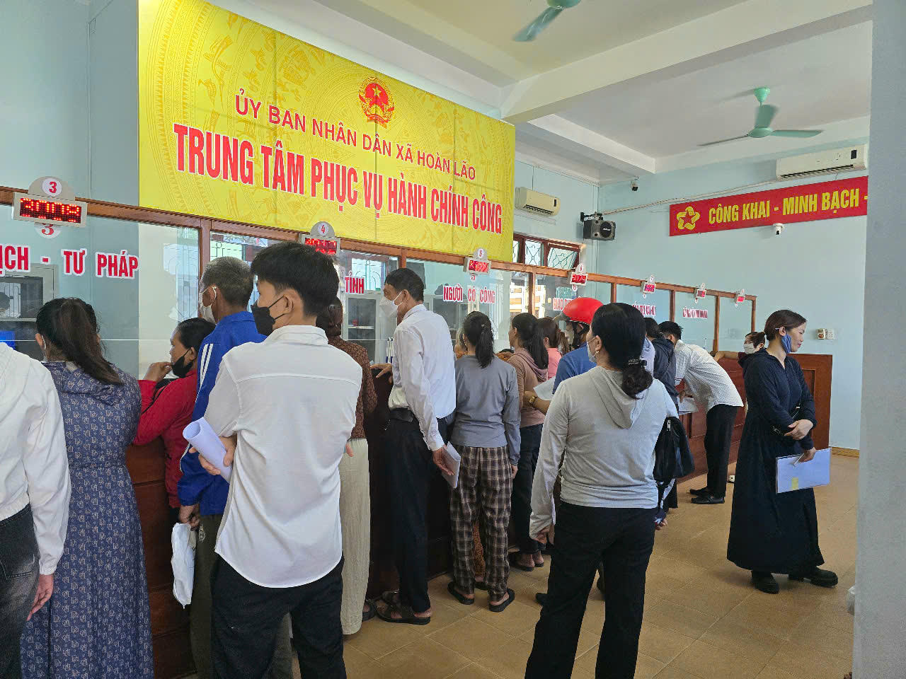 Người dân đến giao dịch tại TTPVHCC xã Hoàn Lão luôn ở mức cao so với nhiều địa phương khác.