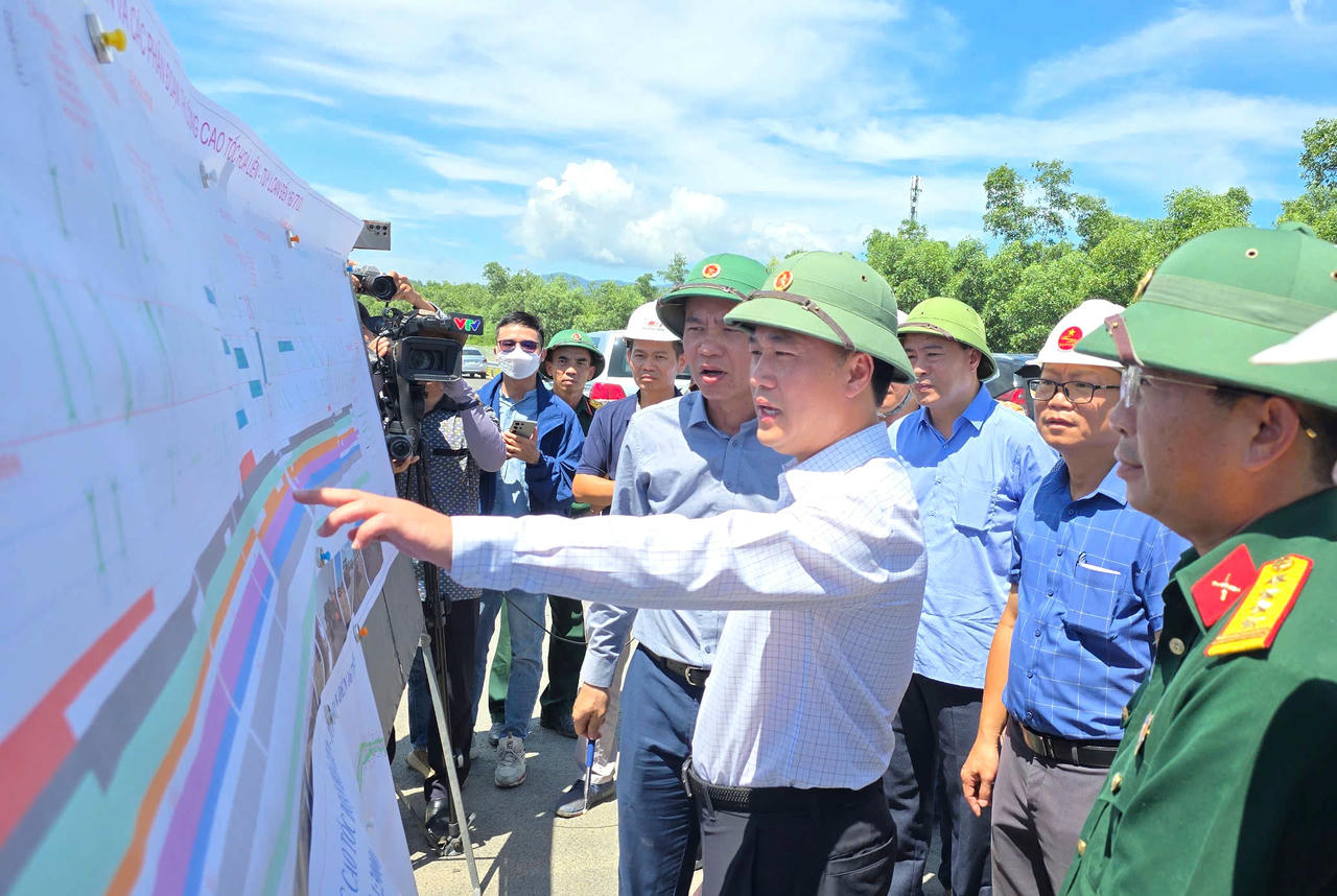 Thứ trưởng Bộ Xây dựng Nguyễn Việt Hùng (ở giữa) kiểm tra dự án cao tốc Hòa Liên - Túy Loan.
