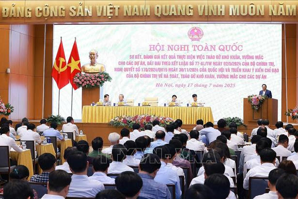 Thủ tướng: Xử lý các dự án tồn đọng đúng quy định và mang tính nhân văn