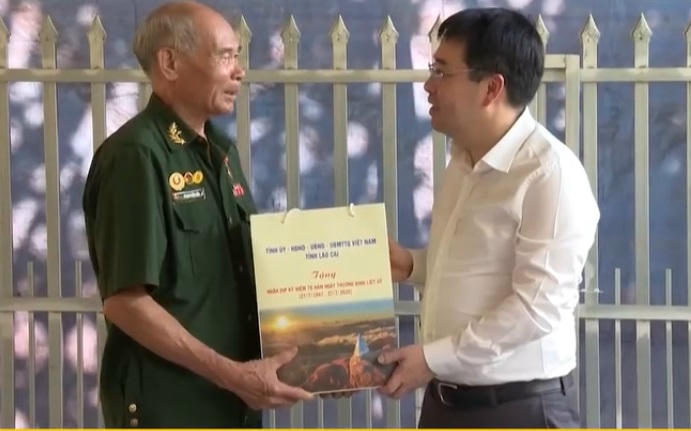 Đoàn công tác thăm và tặng quà cho cựu chiến binh Phạm Văn Lúa.