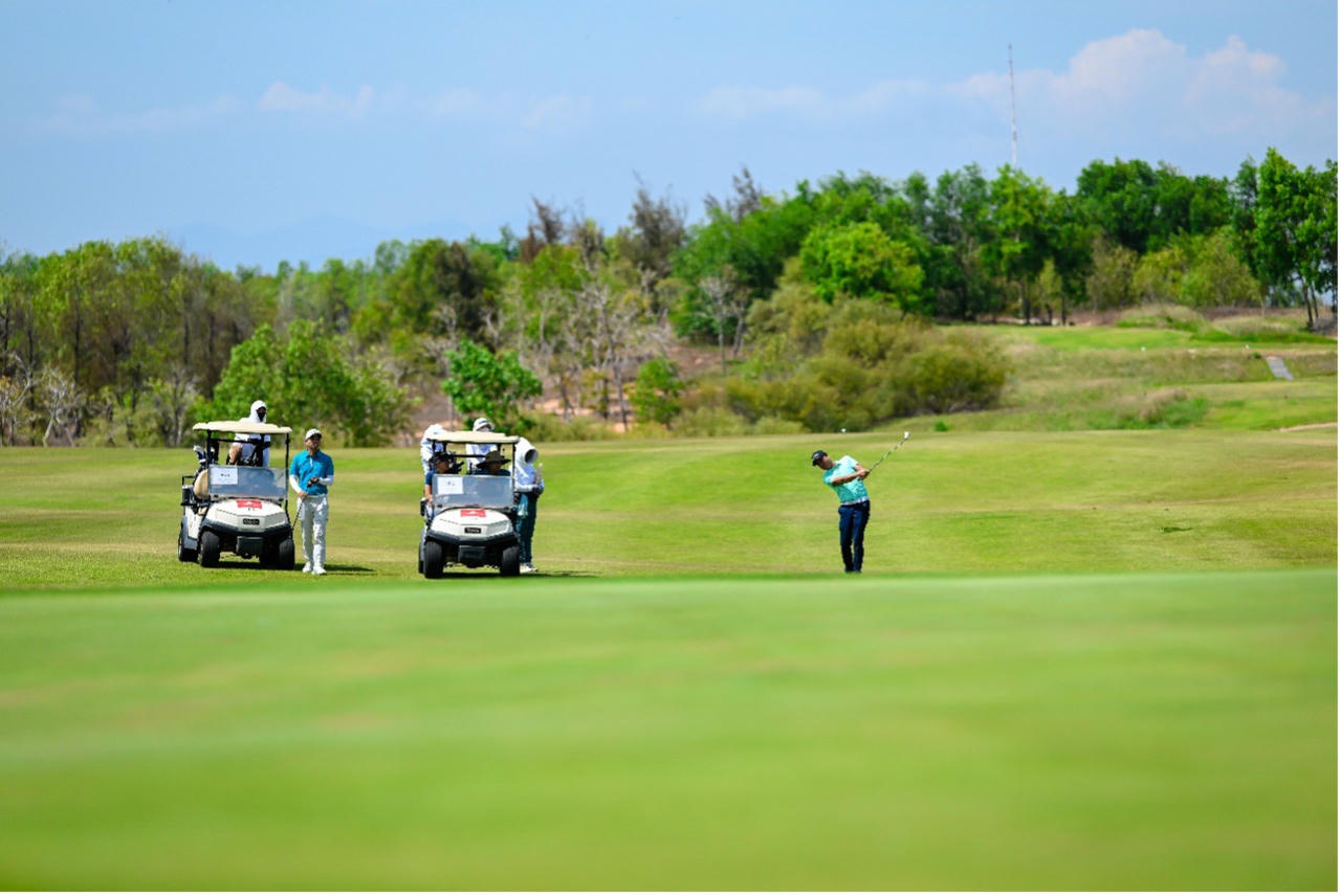 Nhiều bộ môn thi đấu như thi đấu Golf.