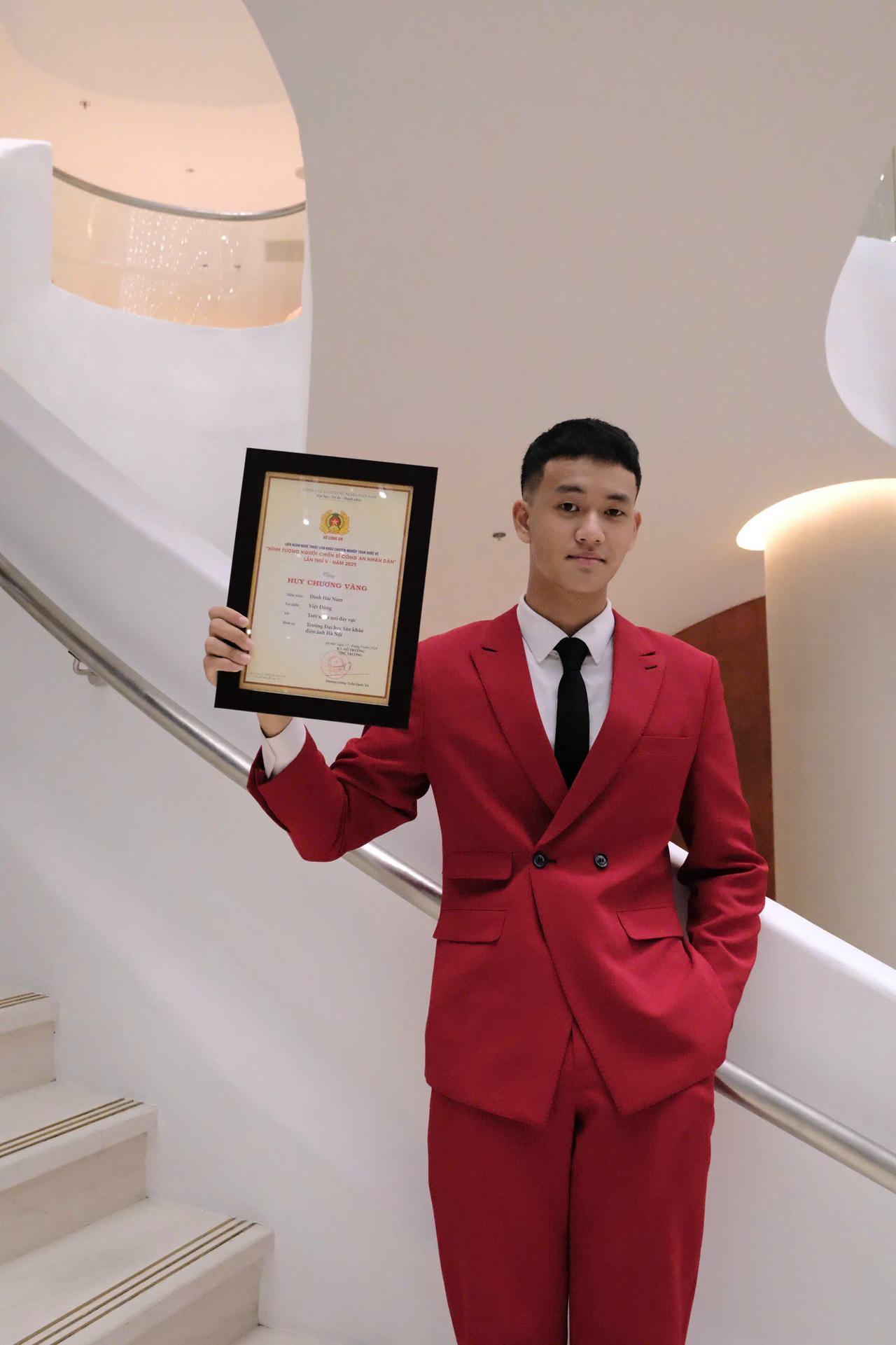 Đinh Hải Nam giành huy chương vàng cá nhân tại Liên hoan Nghệ thuật Sân khấu chuyên nghiệp toàn quốc về “Hình tượng người chiến sĩ Công an nhân dân” lần thứ V – năm 2025. (Ảnh: NVCC)