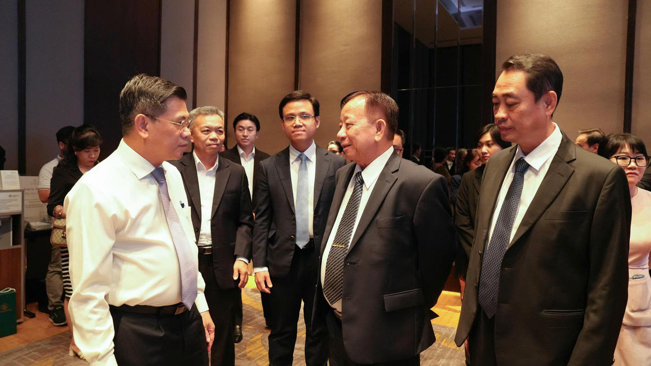 Ông Nguyễn Văn Dũng - Phó Chủ tịch UBND TP Hồ Chí Minh trao đổi cùng lãnh đạo Tập đoàn Becamex