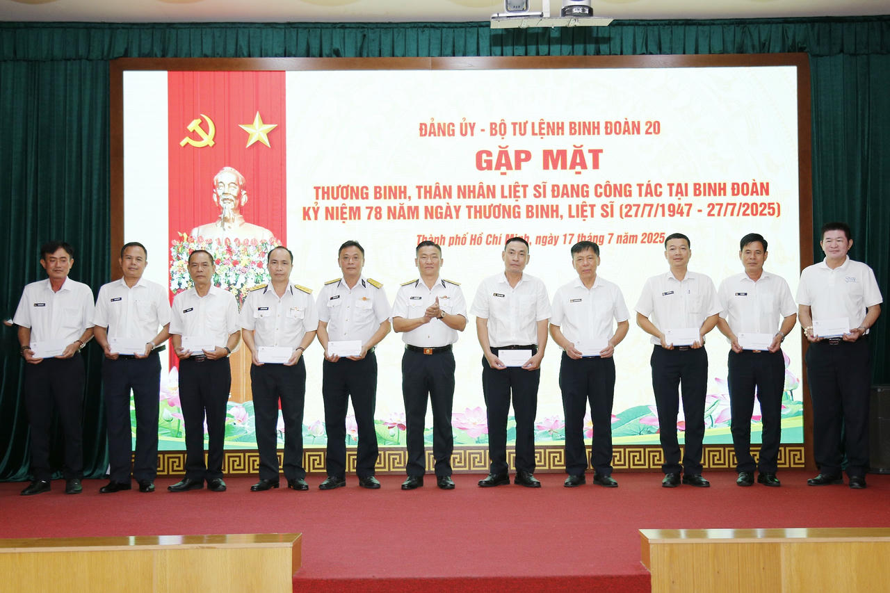Đại tá Bùi Văn Quỳ tặng quà cho các đồng chí thương binh, con liệt sĩ