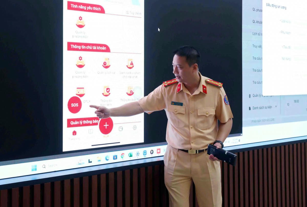 Đại tá Phạm Quang Huy - Phó cục trưởng Cục Cảnh sát giao thông giới thiệu về các tính năng trên ứng dụng VNeTraffic. (Ảnh: Cục Cảnh sát giao thông)