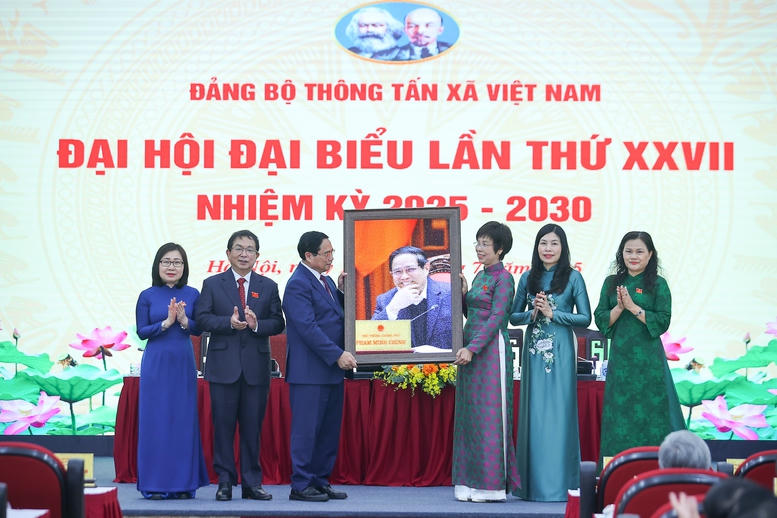 Tổng Giám đốc TTXVN Vũ Việt Trang và các đồng chí Phó Tổng Giám đốc tặng ảnh lưu niệm cho Thủ tướng Phạm Minh Chính - Ảnh: VGP/Nhật Bắc