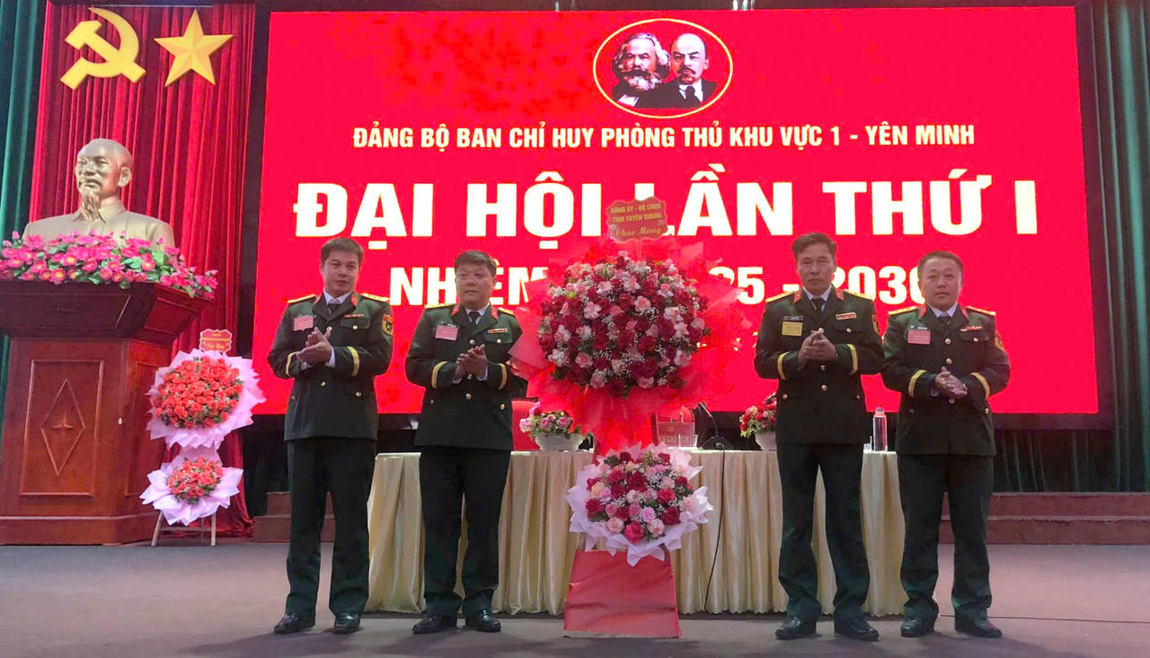Đảng ủy Bộ CHQS tỉnh Tuyên Quang tặng hoa chúc mừng đại hội. Ảnh: Nguyên Đức