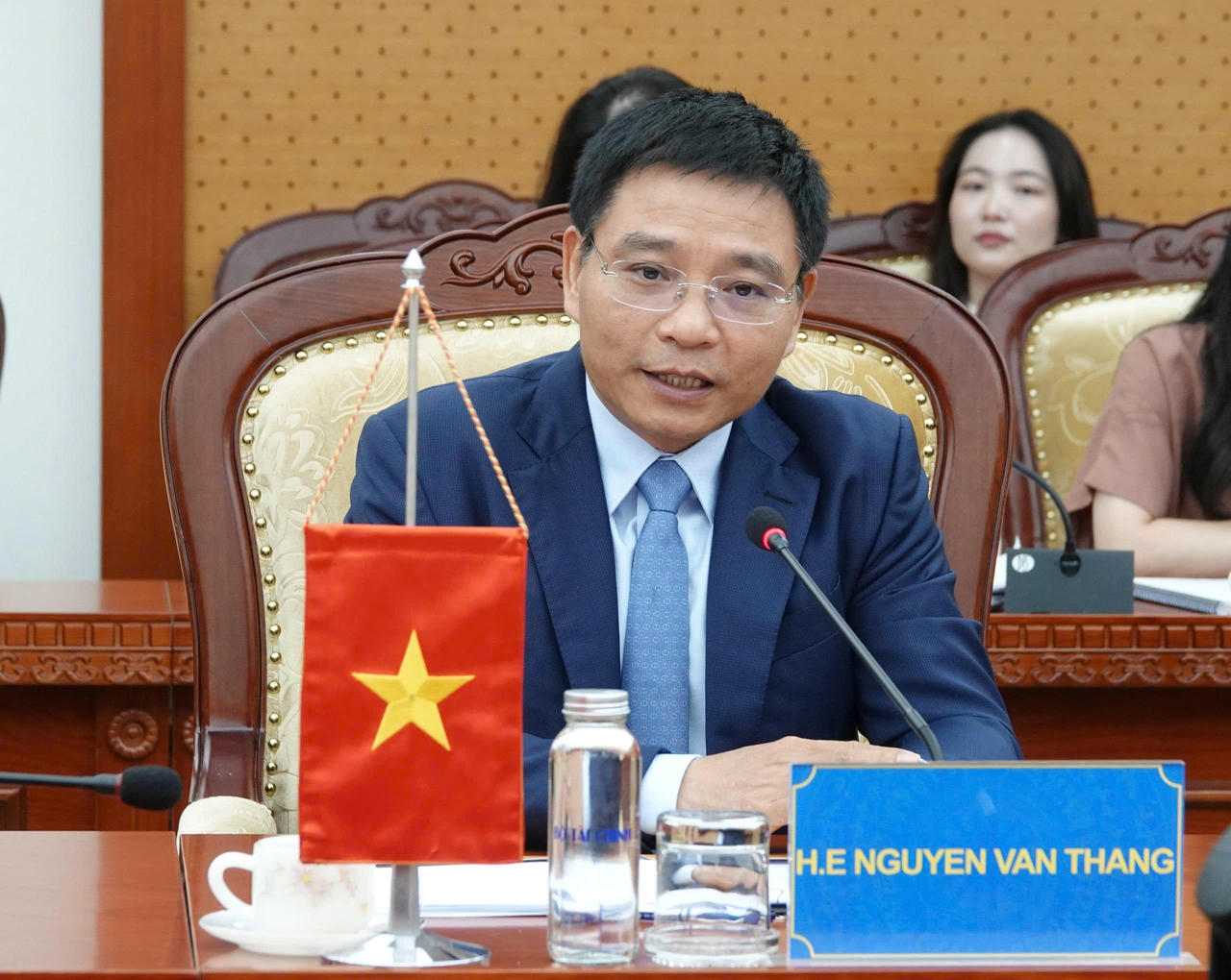 Bộ trưởng Bộ Tài chính thông tin tại cuộc làm việc.