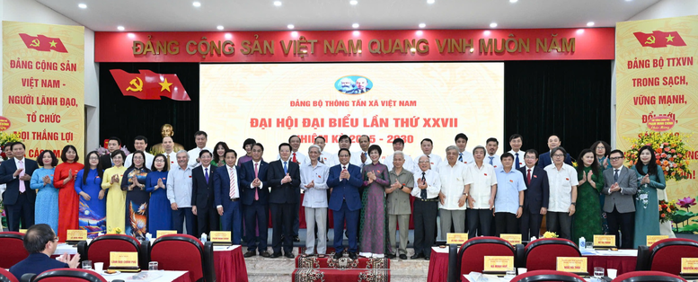 Thủ tướng Phạm Minh Chính và Phó Thủ tướng Mai Văn Chính chụp ảnh lưu niệm tại Đại hội - Ảnh: VGP/Nhật Bắc