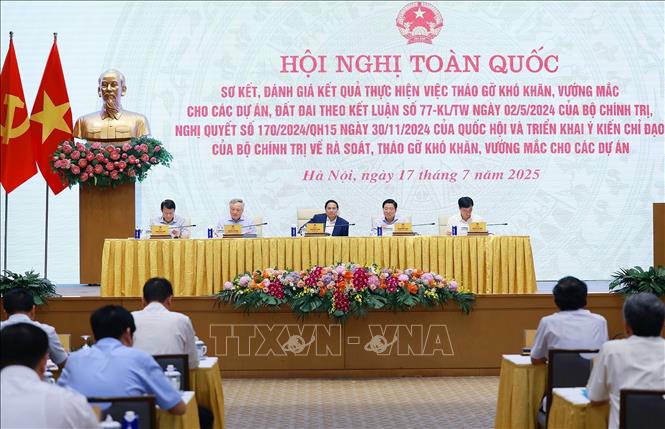 Thủ tướng Phạm Minh Chính chủ trì Hội nghị toàn quốc sơ kết, đánh giá kết quả thực hiện việc tháo gỡ khó khăn, vướng mắc cho các dự án, đất đai. Ảnh: Dương Giang/TTXVN