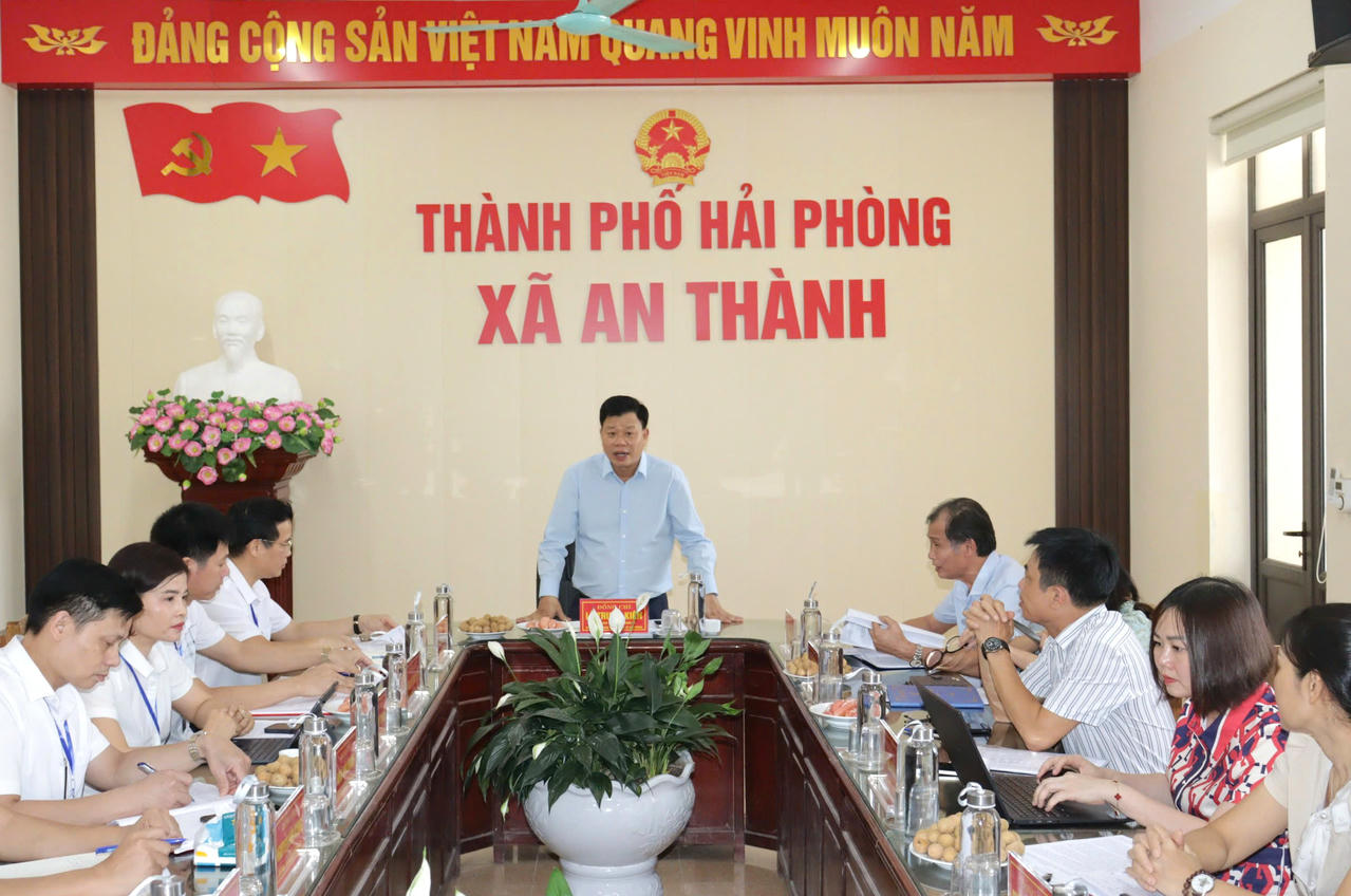 Trưởng Ban Quản lý Khu kinh tế Hải Phòng Lê Trung Kiên làm việc với Ban Thường vụ xã An Thành.